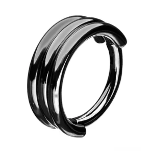 Schwarzer chirurgischer Edelstahl Dreischicht-Hinged-Nasenring - Nahaufnahme Seitenansicht mit polierter Bandstruktur und Segment-Clicker-Verschluss in dunklem gotischen Design