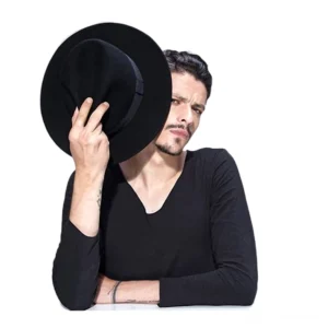 Nahaufnahme des schwarzen Premium-Wollfilz-Fedoras, zeigt weiche Textur und handwerkliche Details des Gothic-Huts, Materialqualität und Verarbeitung