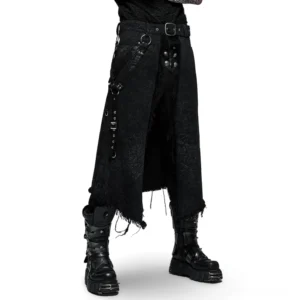 Schwarzer Gothic Herrenrock aus Rips-Stoff mit verstellbarem Harness-System und Metall-D-Ringen, Vorderansicht auf tätowiertem Modell, asymmetrischer ausgefranzter Saum, Punk-Plattformstiefel
