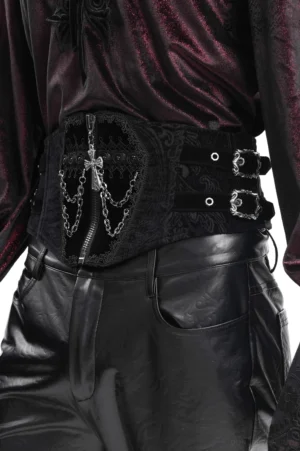 Männliches Modell trägt schwarzen gothic Korsettgürtel in Seitenansicht, zeigt verstellbare Seitenschnallen und geprägte Damast-Oberflächendetails am Torso