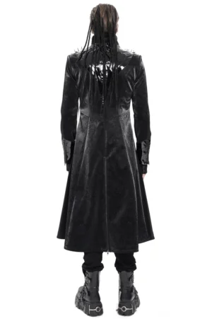 Schwarzer Gothic-Mantel mit Rücken-Reißverschluss und glänzend patent leather Rückenpartie, vollständige Rückansicht auf Modell mit geflochtenen Haaren