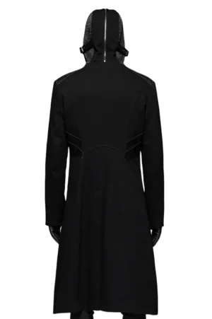 Schwarzer Gothic-Mantel, Rückansicht zeigt taillierten Rückenseam, integrierte Kapuze mit Maske und schlanke Linie auf weißem Studio-Hintergrund