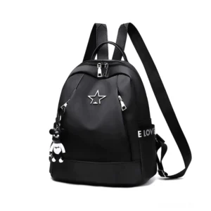 Schwarzer Gothic PU-Leder-Rucksack von vorne links mit silbernen Stern-Ornamenten und süßem Bärchen-Charm-Anhänger, Dreiviertelansicht mit E LOVE Letterdruck auf der Seite