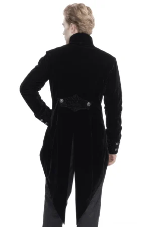 Rückansicht des schwarzen Gothic Smoking-Umhangs mit vollem Split-Saum, zeigt dekorative Rücken-Taillenstickerei mit Metallknöpfen und die charakteristische asymmetrische Schwanzform