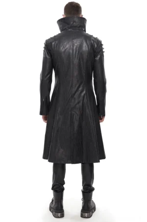 Schwarzer Gothic Trenchcoat von hinten auf männlichem Modell, Rückseite zeigt Spike-Details an Schultern, fitted silhouette und rückwärtiger Schlitz-Saum