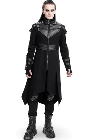 Schwarzer Gothic-Trenchcoat mit synthetischem Leder vorne auf männlichem Model, hochstehender Kragen mit Metallschnallen und asymmetrischer Saumlinie, Studio-Frontansicht