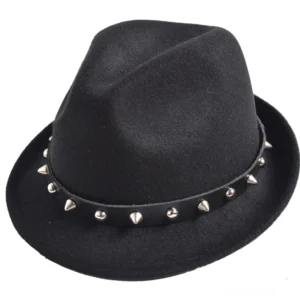 Schwarzer Gothic Zylinder mit silbernen Nieten und Lederband, Frontansicht Detailaufnahme, metallische Spike-Verzierung, alternative Modehut