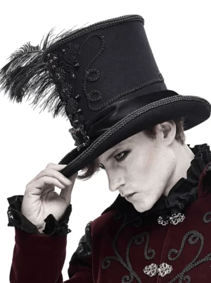 Schwarzer Gothic Zylinder mit Straußenfeder und roten Strass-Spitzen-Applikationen in Seitenansicht auf männlichem Model - gotische Hochformale Kopfbedeckung