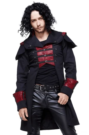 Schwarzer und roter Gothic Military Slim-Fit Umhangmantel Frontansicht auf männlichem Modell, Stehkragen mit Metallschaltern und roten Schulterakzentgurten