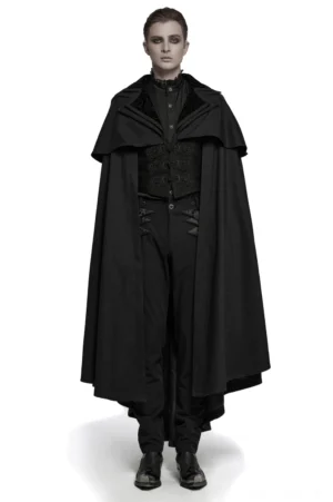 Männlicher Model trägt schwarzen Samt-Gothic-Vampir-Mantel mit doppeltem Kragen von vorne, ganzkörperige Studioaufnahme mit detailliertem Blick auf gestickten Kragen