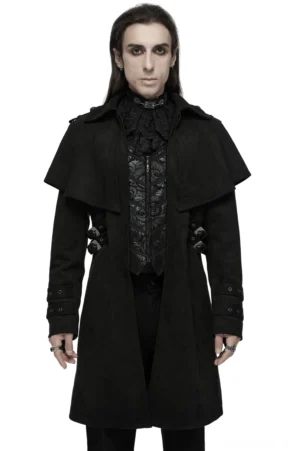 Schwarzer Suede Gothic Mantel mit dekorativen Schnallen Frontansicht auf männlichem Model, zeigt Cape-Kragen, handgeschnitzte Manschettenriemen und bestickte innere Westenpaneldetails