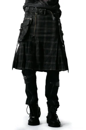 Schwarzer Tartan Cargo Herrenrock Vorderansicht getragen vom männlichen Model mit detailliertem Reißverschluss und strukturierter Faltenführung in Gothic Alternative Fashion