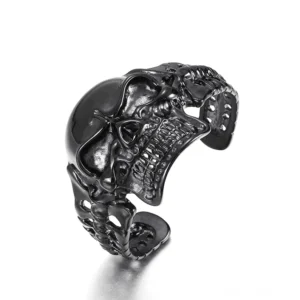 Schwarzer Totenkopf Open Cuff Armband aus Edelstahl mit detailliertem 3D-Schädel-Design, schräge Vorderansicht auf weißem Hintergrund, hochglanzpolierte schwarze Oberfläche mit hohler Skelett-Struktur