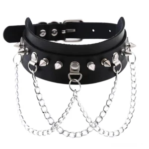 Schwarzer veganer Leder Spike Choker mit mehrlagigen Zinklegierungsketten, Frontalansicht Flat-Lay, zeigt Kegel-Spikes und verstellbarer Schnallenverschluss, Gothic Halsband
