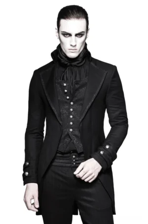 Schwarzer viktorianischer Gothic Tailcoat Slim-Fit Herrenjacke mit Peak Lapels und dekorativer Waffenvestvorderseite auf männlichem Model in Dreiviertelansicht