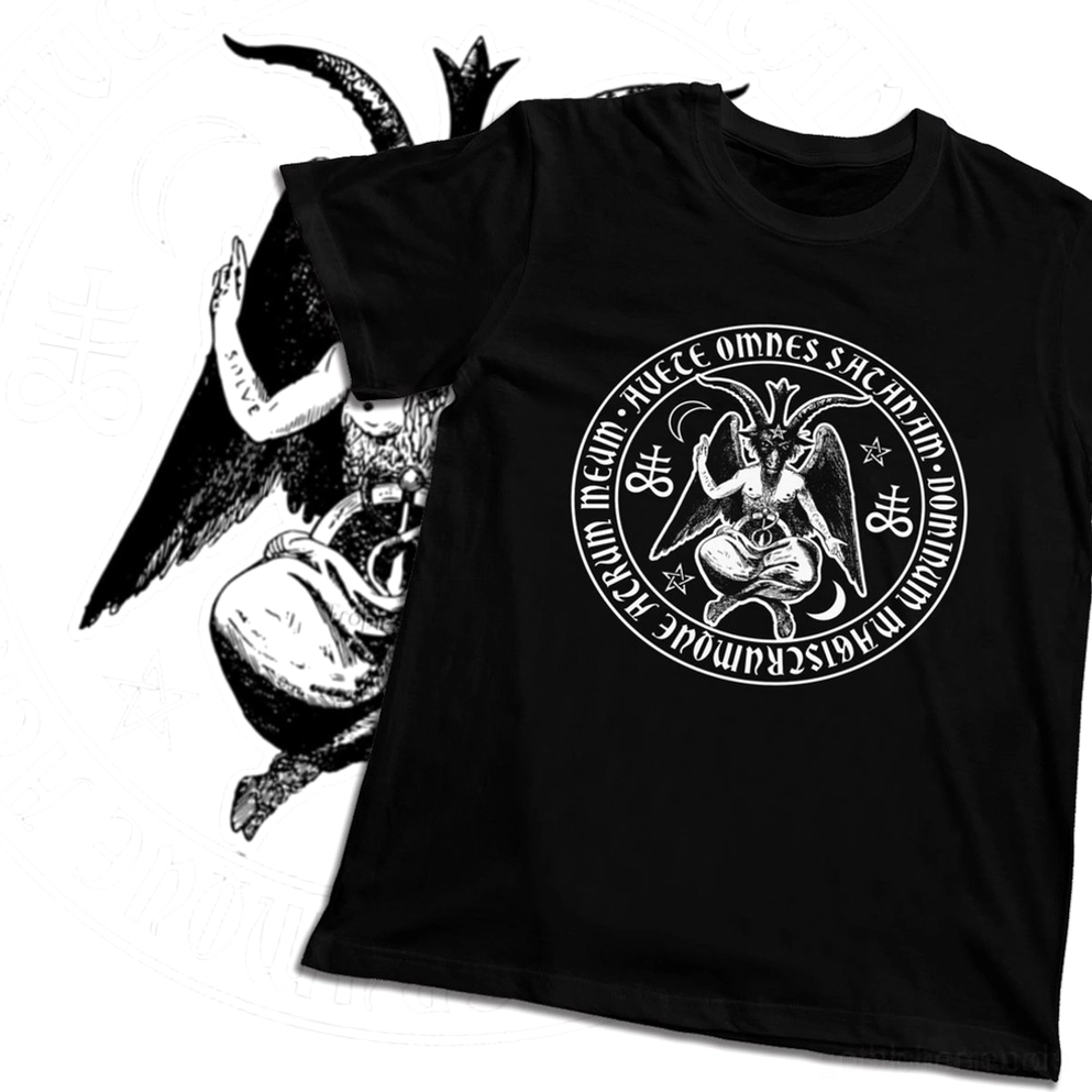 Flachansicht Aufsicht schwarzes Baphomet Siegel Grafik-Baumwoll-T-Shirt mit rituellen Symbolen präsentiert auf flacher Oberfläche
