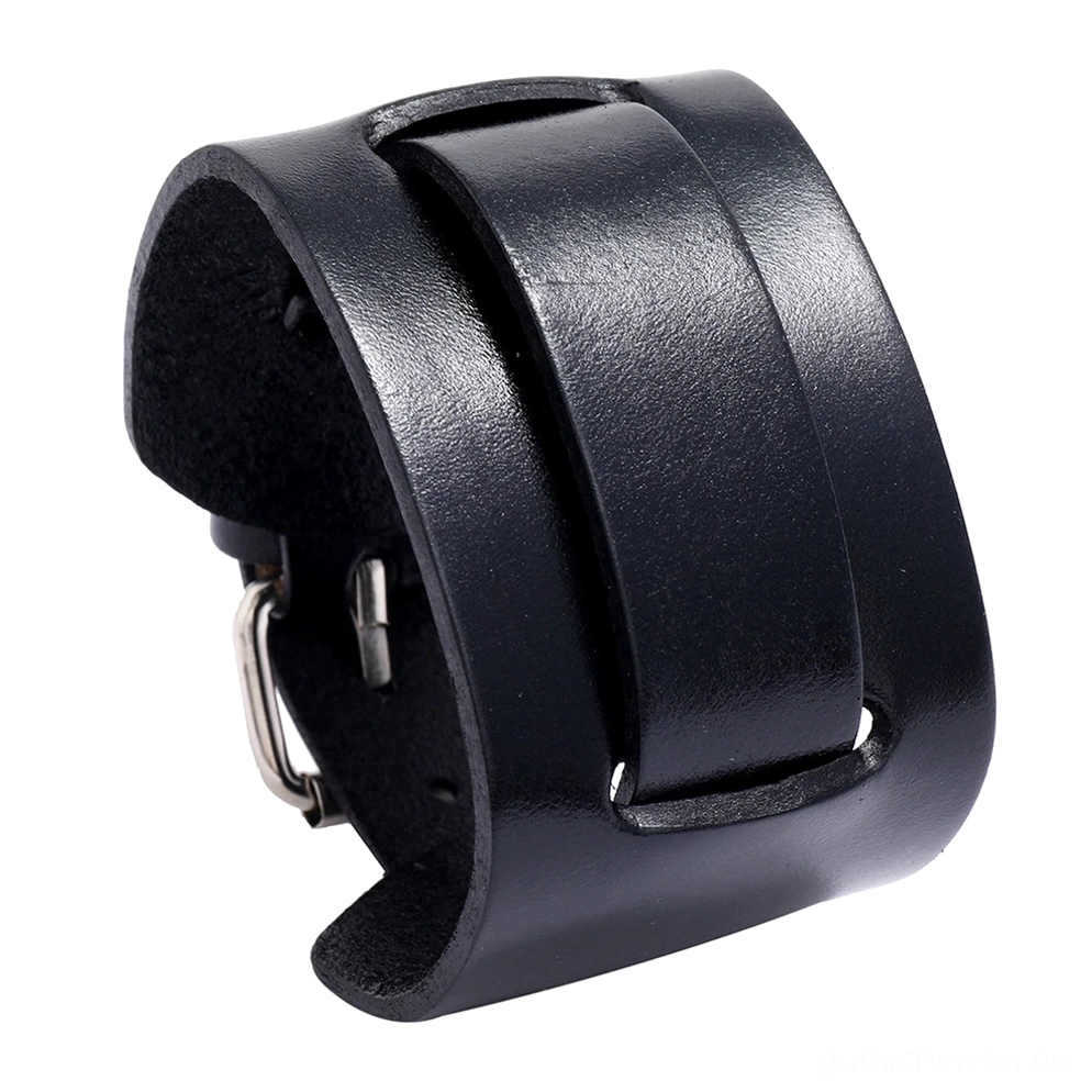 Schwarzes breites Echtleder Gothic Armband mit verstellbarem silbernem Pin-Verschluss in Dreiviertelansicht, seitliche Perspektive