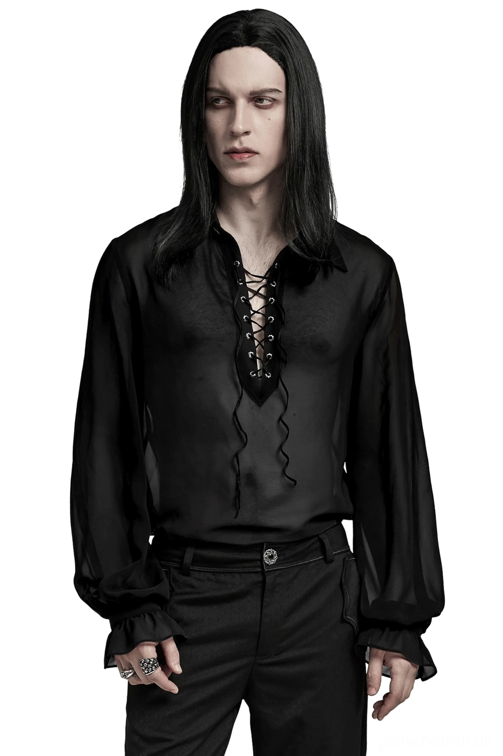 Schwarzes durchsichtiges Chiffon Gothic Hemd mit Schnürung und viktorianischen Laternärmeln – Vorderansicht des männlichen Models mit langen dunklen Haaren in schwarzem Anzug