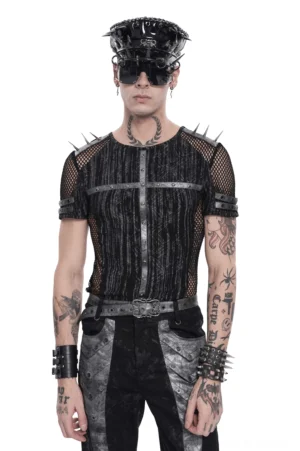 Schwarzes Cyberpunk Mesh T-Shirt mit Nietenkreuz-Harness und Spike-Schultern Vorderansicht auf männlichem Model mit Industrial-Accessoires
