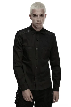 Schwarzes Cyberpunk Military Gothic Hemd mit 3D Kreuznieteln auf Schultern, Frontansicht auf männlichem Model vor weißem Studiohintergrund, tailierter Schnitt, matte schwarze Buttons