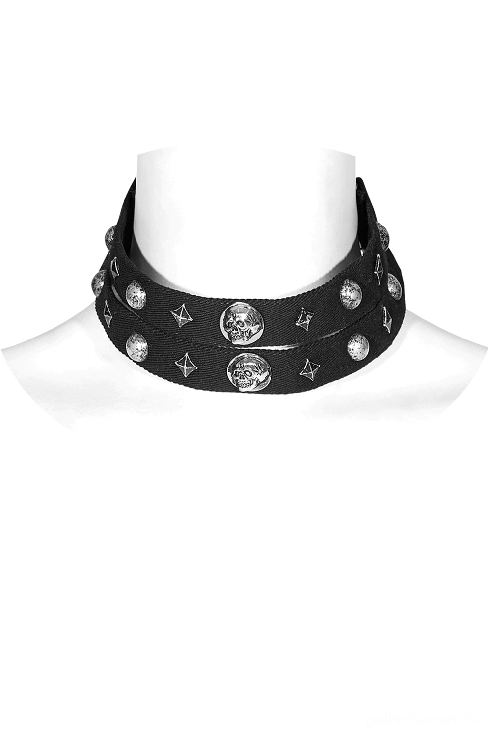 Schwarzes Dual-Layer Gothic Halsband mit silbernen Totenschädeln und Sternen auf weißer Schaufensterpuppe, Vorderansicht des kompletten Doppelriemen-Designs mit verstellbarem Verschluss