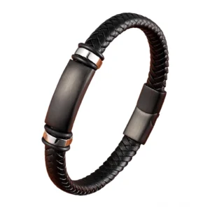 Schwarzes geflochtenes Leder-Gothic-Armband für Herren mit Magnetverschluss und silbernen Metallringen, Studio-Detailaufnahme der Flechtstruktur und des Verschlusssystems