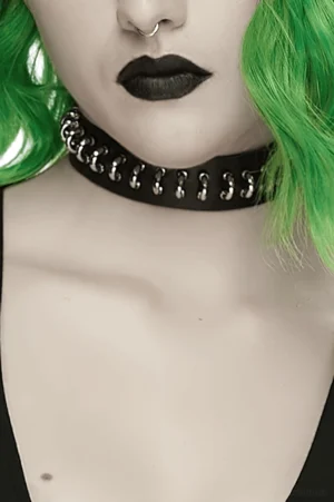Halbtotale Modellaufnahme schwarzes Gothic Lederhalsband mit Silber D-Ring Nieten, Druckknopf-Verschluss Styling auf grünhaariger Gotha