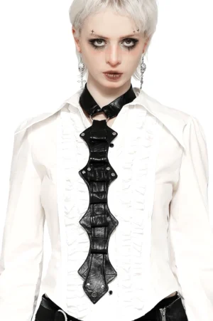 Schwarzes Kunstleder Gothic Halsgeschirr mit Silbernieten, getragen von Model mit Gothic Make-up und weißem Haar, Vorderansicht gegen weißem Studio-Hintergrund