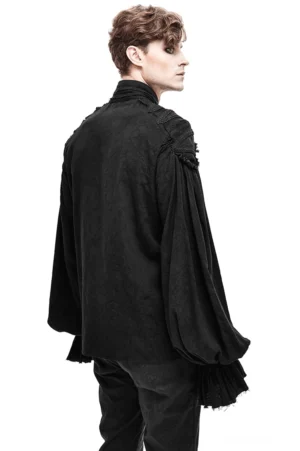 Männliches Model trägt schwarzes Gothic Hemd von hinten mit gefälteten Schulterpaneelen und dramatischen Bischofärmeln - Rückenansicht Seitenansicht