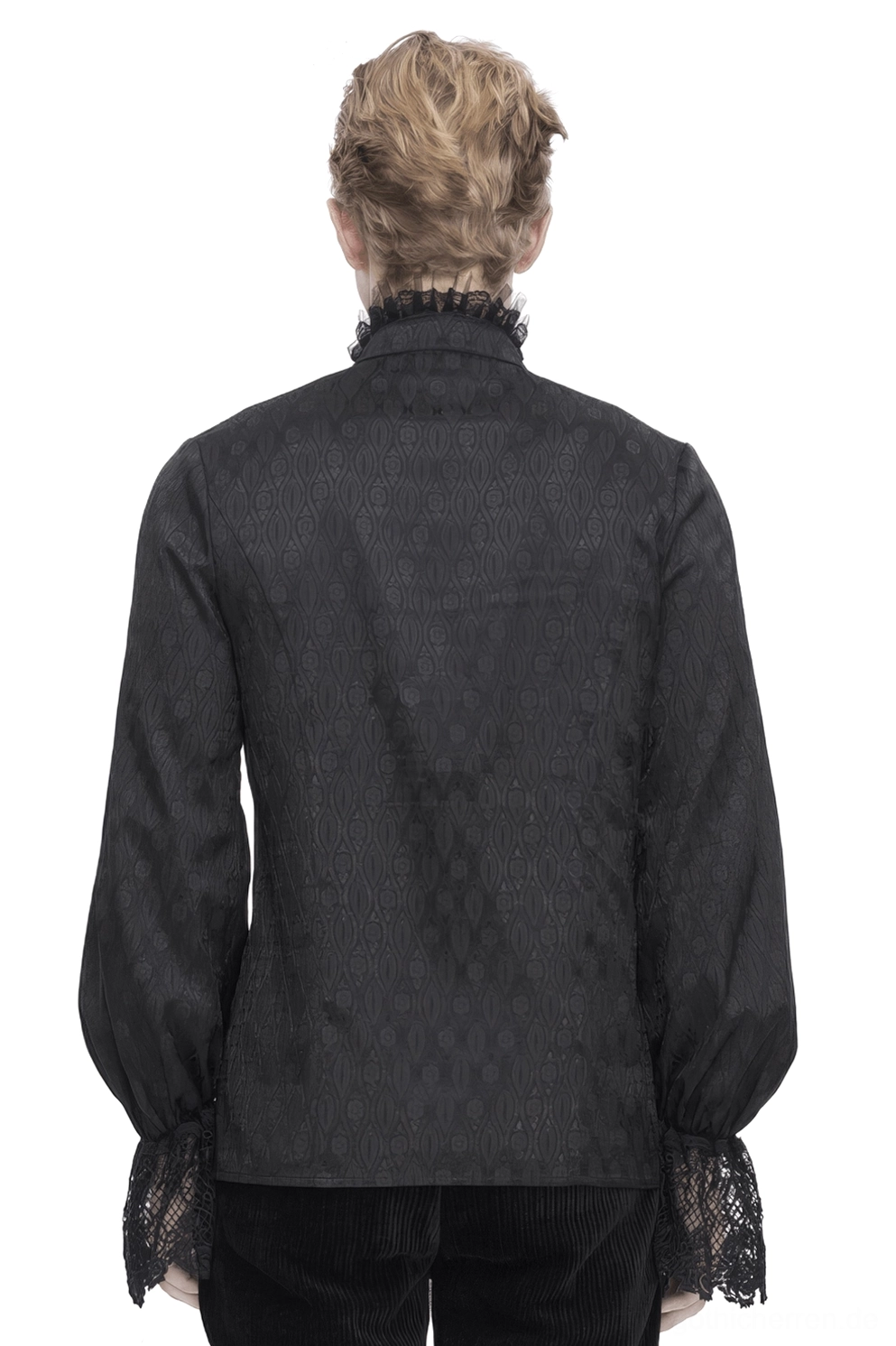 Rückansicht des schwarzen viktorianischen Gothic Hemds auf männlichem Model, zeigt geometrisches Jacquard-Muster und Spitzenkante an den Manschetten