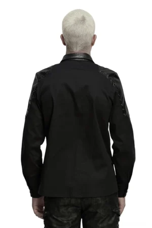 Gothic hemd mit nietetem kunstleder-panzerdesign, hinten-ansicht männliches model zeigt rücken-detail und rüstungsdesign auf weißem studio hintergrund