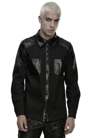 Schwarzes gothic twill hemd mit panzer-kunstlederschultern und metallnieten, vorne ansicht in voller länge auf männlichem model mit hellem hintergrund studio hintergrund