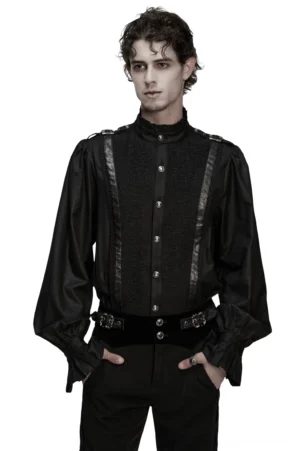 Schwarzes Gothic Hemd mit Plisseekragen und Schulterschnallen - Vorderansicht Vollbild auf männlichem Model, Alternative Dark Fashion