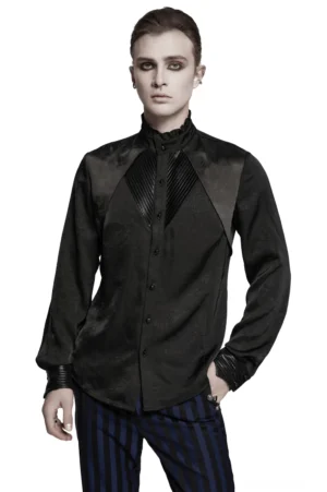 Gothic schwarzes plissiertes Hemd mit Schädelknöpfen in Vorderansicht auf männlichem Modell mit Gothic-Make-up und Styling