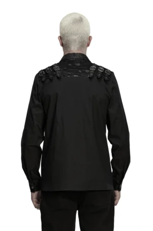 Schwarzes Gothic-Hemd mit Schulterschnallen Rückansicht auf Modell zeigt minimalistisches Rückenteil und Schulter-Hardware-Details - Herren-Goth-Punk-Kleidung