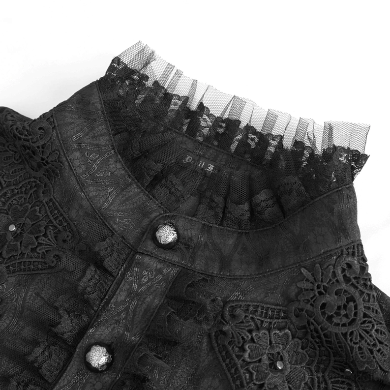 Makro-Nahaufnahme des schwarzen Gothic Hemds Stehkragen-Detail mit ornamentalen Metallknöpfen und feiner Spitzen-Applikation auf Mesh-Material