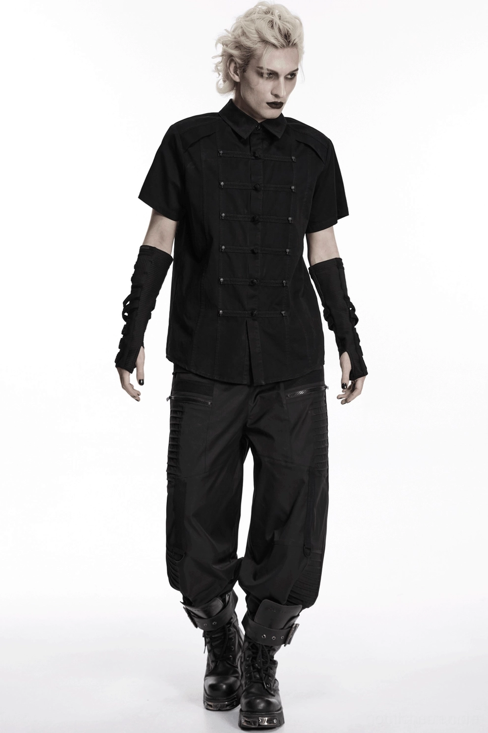Schwarzes gotisches Frog-Button-Hemd Styling Inspiration mit gotischen Accessoires, Metallketten und Alternative Fashion Layering mit Armschonern und dunklem Schmuck