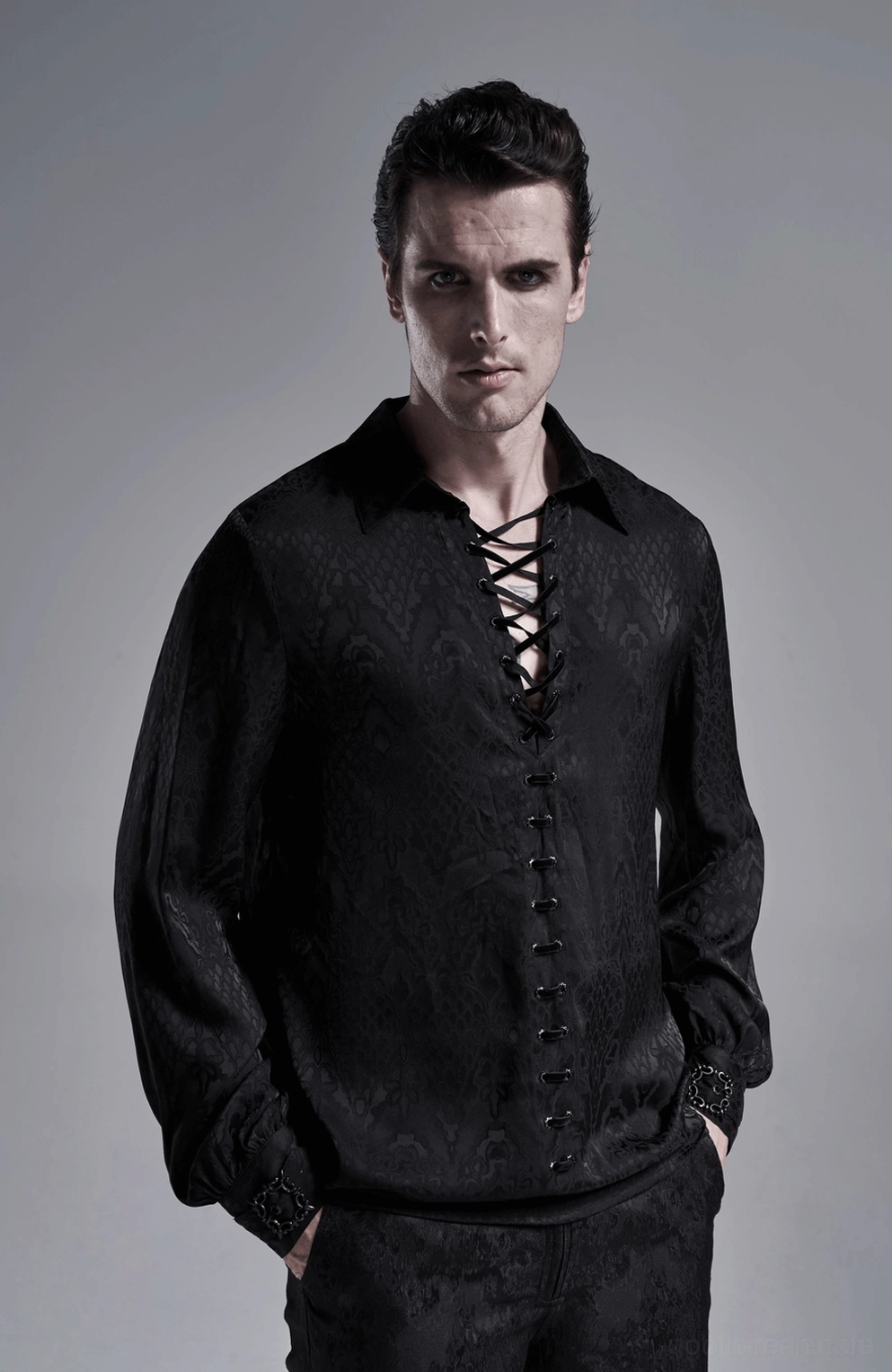 Schwarzes Gothic-Jacquard-Schnürhemd – Modell trägt Hemd Detail-Ansicht