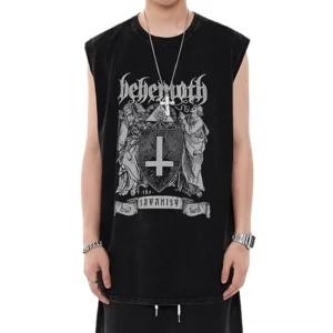 Schwarzes gotisches Kreuz Muskelshirt Frontansicht auf männlichem Model, oversized Passform, komplette Vorderansicht mit religiöser Kreuzgrafik