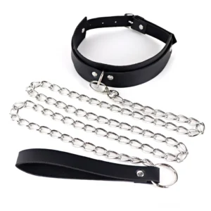 Schwarzes Gothic Leder-Harness mit silbernen Ketten und schwarzer Lederleine – Flat-Lay Overhead-Perspektive zeigt verstellbare Schnalle und Karabiner-Clip-Detail des Gothic-Geschirrs
