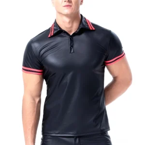 Herrn-Gothic-Leder-Poloshirt in Schwarz mit roten Kragen- und Ärmeltrimmungen, Vorderansicht auf Model mit Polokragen und Knopfleiste