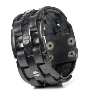 Schwarzes echtes Leder handgewebtes Gothic Armband mit Metallnieten, Seitenansicht Nahaufnahme zeigt komplexes Webmuster und innere Konstruktionsdetails des Lederarmbands