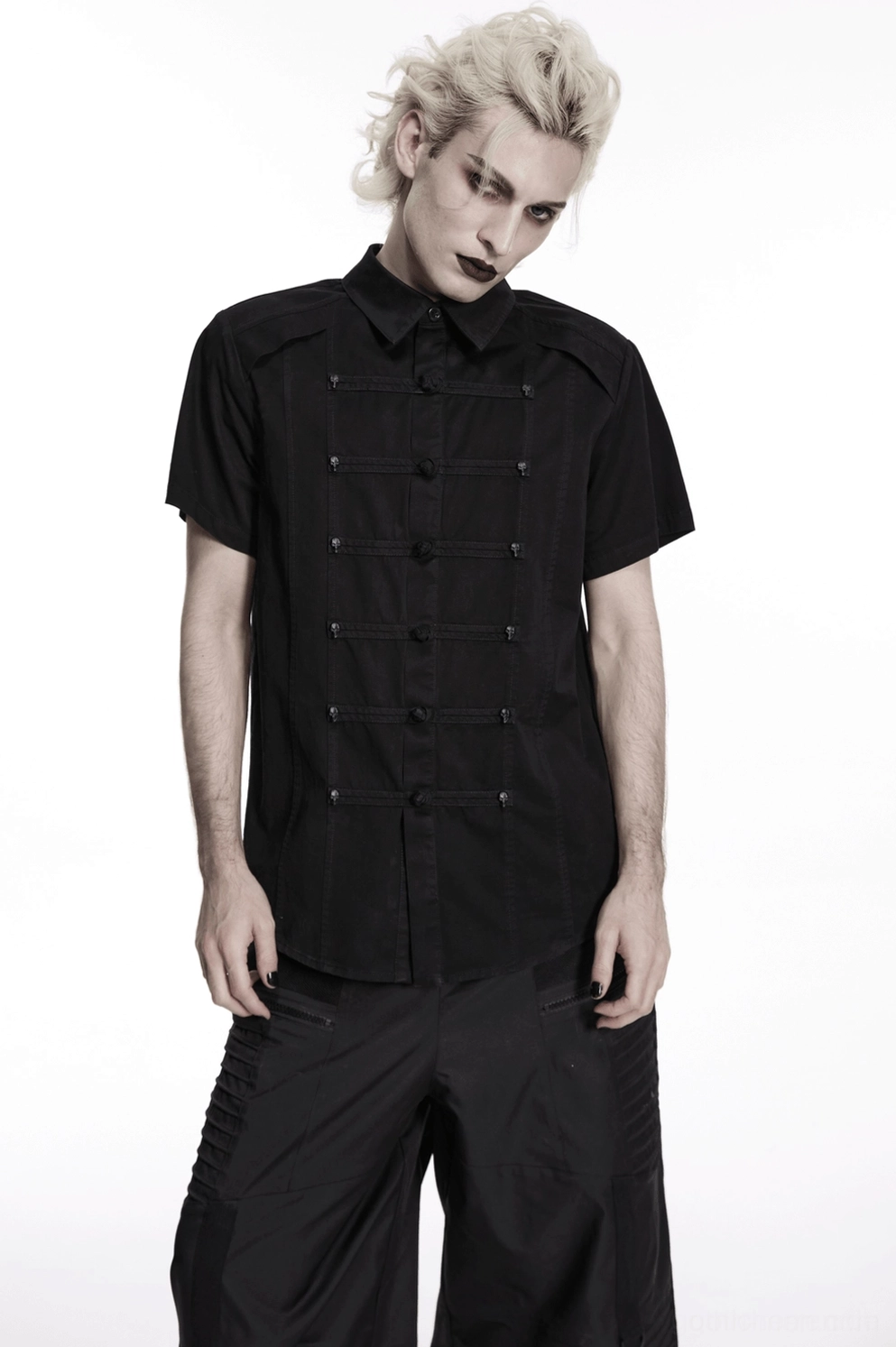 Schwarzes gotisches Mandarin-Kragen Punk-Hemd Vollansicht auf Modell mit alternativer gotischer Ästhetik, Darkwave Fashion Styling mit schwarzen Cargo-Hosen