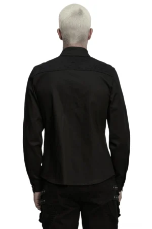 Schwarzes Gothic Military Hemd mit Schulterstudden, Rückansicht auf Model, reinigter Rückenbereich ohne Dekoration, tailierte Silhouette, strukturierte Schulterpartie