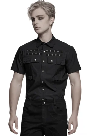 Schwarzes Gothic-Hemd mit Metallösen Vorderansicht auf männlichem Modell - Alternative Punk Streetwear mit strukturiertem industriellem Design
