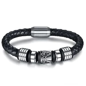 Schwarzes geflochtenes Leder Freimaurer Gothic Armband mit Magnetverschluss – Draufsicht Flat-Lay zeigt geflochtenes Leder und gravierte Freimaurer-Charmanhänger