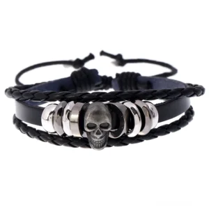 Schwarzes Leder Gothic Schädel Armband in Flachlage mit versilbertem Schädel-Charm und handgewebtem geflochtenem Lederdesign auf weißem Hintergrund – Gothic Armband Unisex