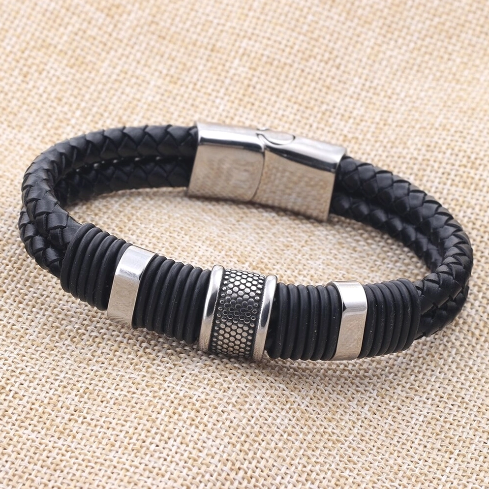 Schwarzes gewobenes Leder-Gothic-Armband Overhead-Flatlage mit strukturiertem Edelstahl-Magnetverschluss auf Leinenhintergrund, vollständige Ansicht
