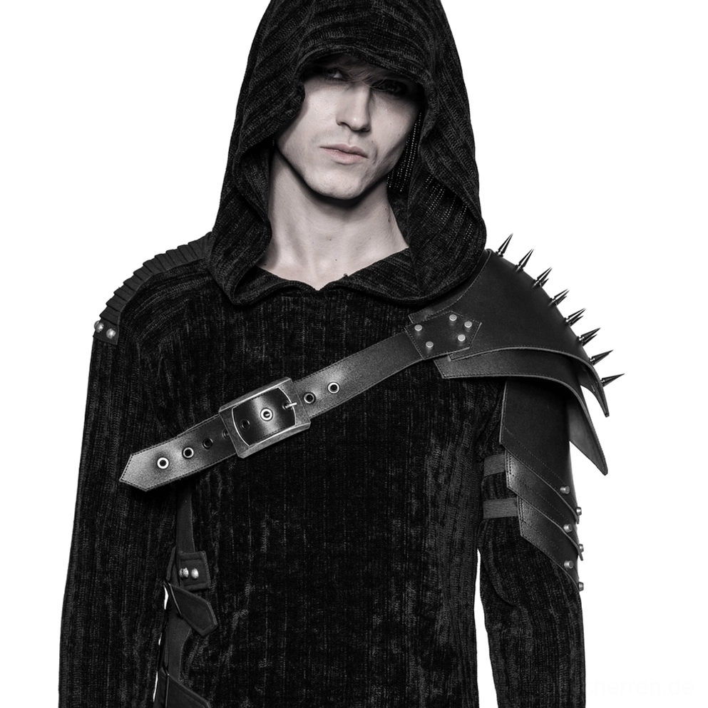 Schwarzes Leder-Schulter-Harness mit doppelten Kegel-Spike-Reihen und Metallschnalle in Frontalansicht auf männlichem Model mit schwarzem Hoodie