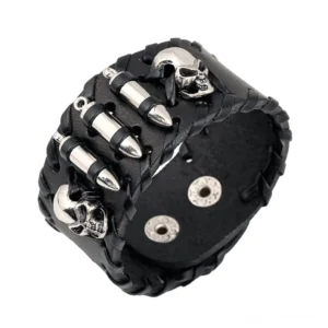Schwarzes geflochtenes Leder Gothic Totenkopf Armband mit silbernen Metallschädel-Charms und Kugelnieten, Draufsicht im Studio zeigt detailliertes Punk-inspiriertes Design